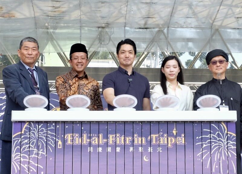 Wali Kota Taipei Chiang Wang-an (ketiga dari kiri), Kepala KDEI Taipei Arif Sulistiyo (kedua dari kiri), dan yang lainnya dalam pembukaan acara Idulfitri di Daan Forest Park, Minggu. (Sumber Foto : CNA, 22 Maret 2026)
