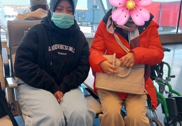 Yuni (kanan) memutuskan pulang ke tanah air untuk pengobatan karena ia tak sanggup lagi bekerja. (Sumber Foto : SBIPT)