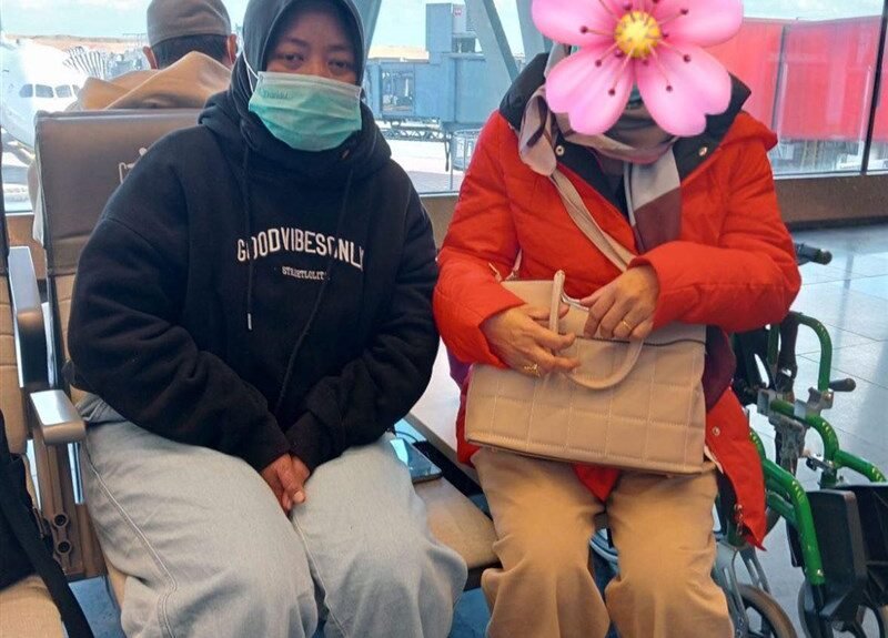 Yuni (kanan) memutuskan pulang ke tanah air untuk pengobatan karena ia tak sanggup lagi bekerja. (Sumber Foto : SBIPT)