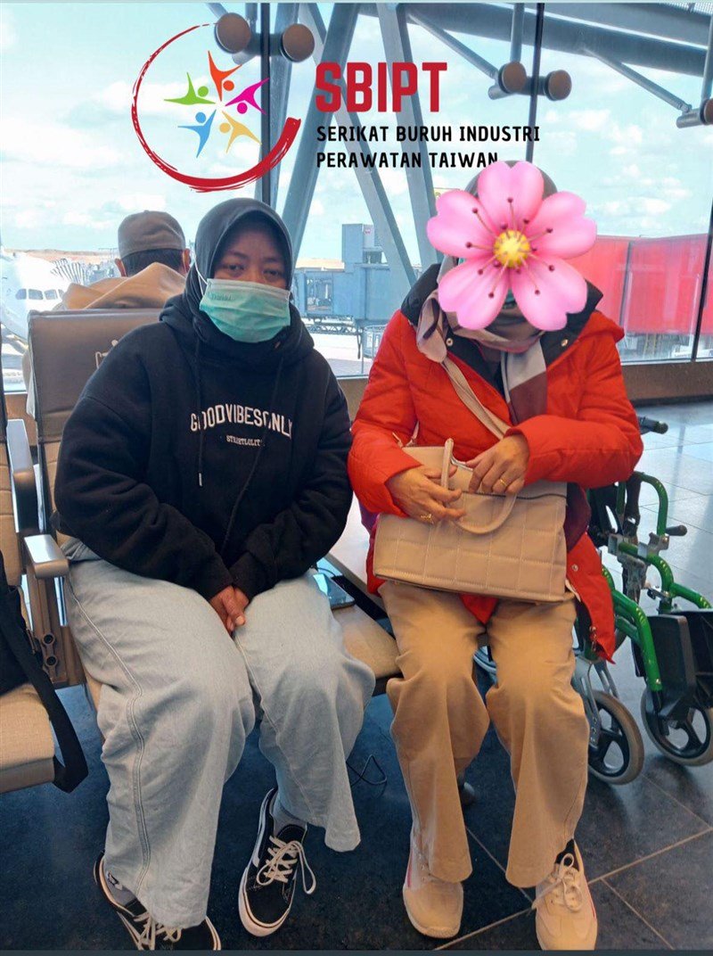 Yuni (kanan) memutuskan pulang ke tanah air untuk pengobatan karena ia tak sanggup lagi bekerja. (Sumber Foto : SBIPT)