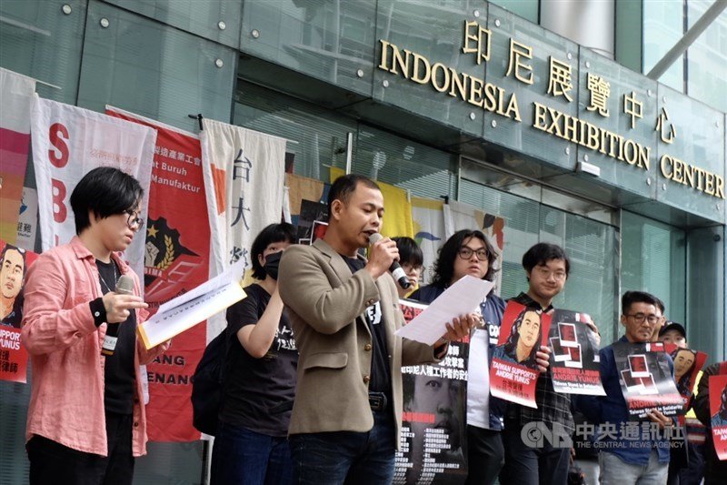 Perwakilan Gabungan Tenaga Kerja Bersolidaritas (GANAS) Wulin berorasi dalam aksi solidaritas untuk Andrie Yunus di depan KDEI Taipei pada Jumat. (Sumber Foto : CNA, 27 Maret 2026)