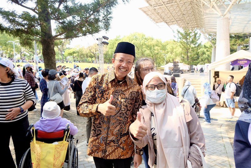 Kepala KDEI Taipei Arif Sulistiyo (kiri) berfoto dengan warga di Taipei. (Sumber Foto : CNA, 22 Maret 2026)