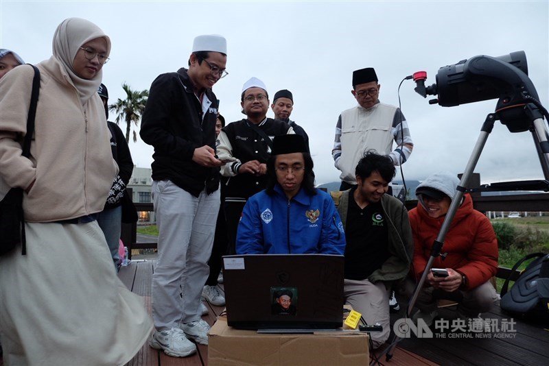 Pemantauan hilal PCINU Taiwan di Tamsui Fisherman's Wharf pada Kamis. (Sumber Foto : CNA, 19 Maret 2026)