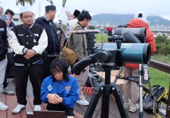 Pemantauan hilal PCINU Taiwan di Tamsui Fisherman's Wharf pada Kamis. (Sumber Foto : CNA, 19 Maret 2026)