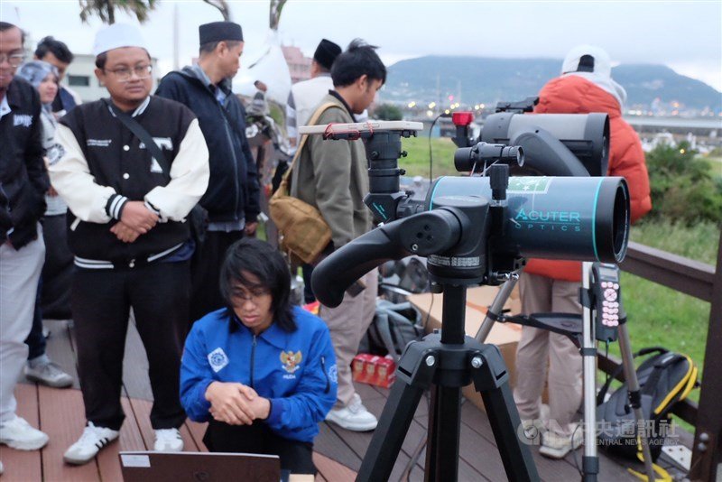 Pemantauan hilal PCINU Taiwan di Tamsui Fisherman's Wharf pada Kamis. (Sumber Foto : CNA, 19 Maret 2026)