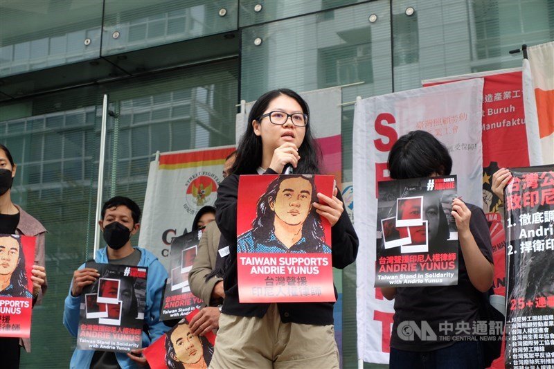 Direktur Eksekutif Asia Citizen Future Association (ACFA) Leah Lin (林文亮 ) berorasi dalam aksi solidaritas untuk Andrie Yunus di KDEI Taipei pada Jumat. (Sumber Foto : CNA, 27 Maret 2026)