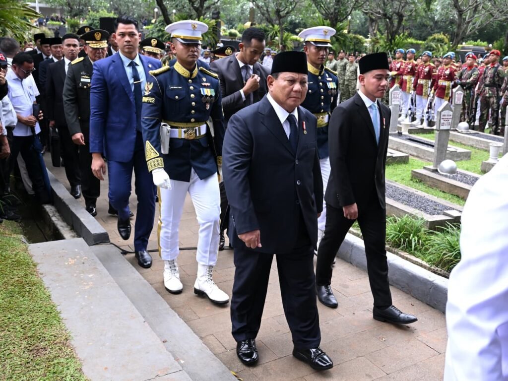 Gibran Rakabuming mendampingi Presiden Republik Indonesia Prabowo Subianto dalam upacara pemakaman Wapres RI ke-6 Jenderal TNI (Purn.) Try Sutrisno. FOTO: BPMI Setpres