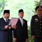 Gibran Rakabuming mendampingi Presiden Republik Indonesia Prabowo Subianto dalam upacara pemakaman Wapres RI ke-6 Jenderal TNI (Purn.) Try Sutrisno. FOTO: BPMI Setpres