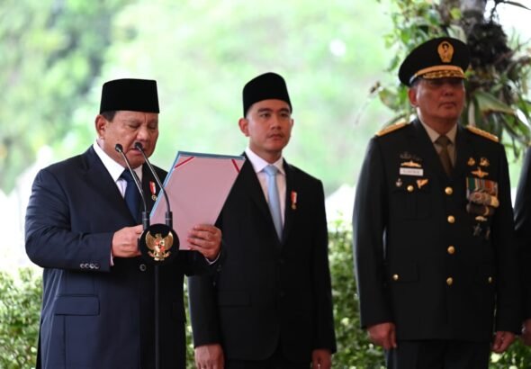 Gibran Rakabuming mendampingi Presiden Republik Indonesia Prabowo Subianto dalam upacara pemakaman Wapres RI ke-6 Jenderal TNI (Purn.) Try Sutrisno. FOTO: BPMI Setpres