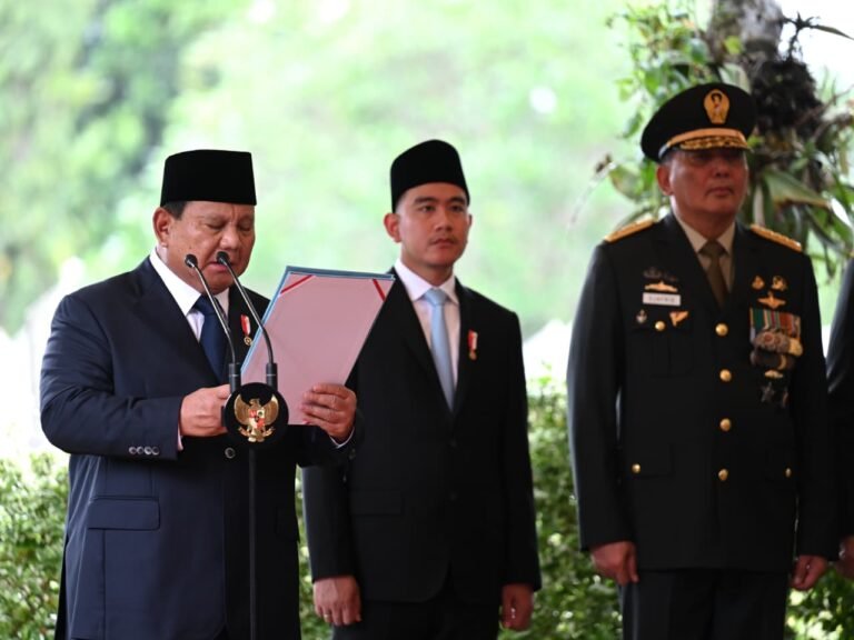 Gibran Rakabuming mendampingi Presiden Republik Indonesia Prabowo Subianto dalam upacara pemakaman Wapres RI ke-6 Jenderal TNI (Purn.) Try Sutrisno. FOTO: BPMI Setpres