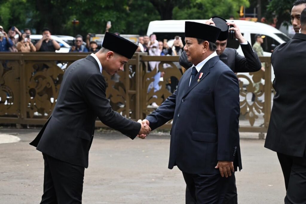 Gibran Rakabuming mendampingi Presiden Republik Indonesia Prabowo Subianto dalam upacara pemakaman Wapres RI ke-6 Jenderal TNI (Purn.) Try Sutrisno. FOTO: BPMI Setpres
