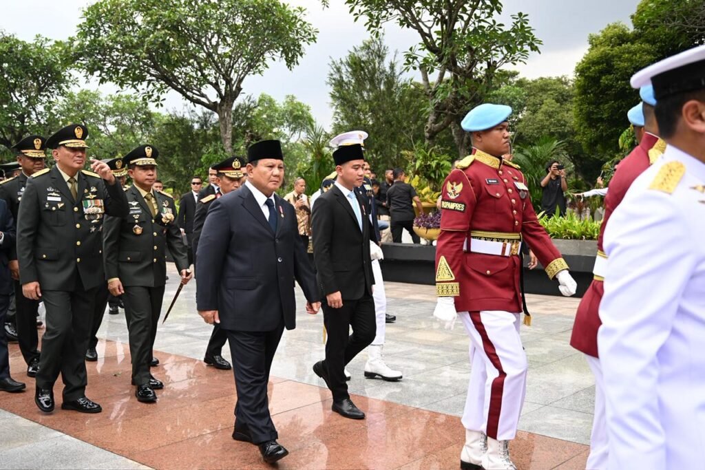 Gibran Rakabuming mendampingi Presiden Republik Indonesia Prabowo Subianto dalam upacara pemakaman Wapres RI ke-6 Jenderal TNI (Purn.) Try Sutrisno. FOTO: BPMI Setpres