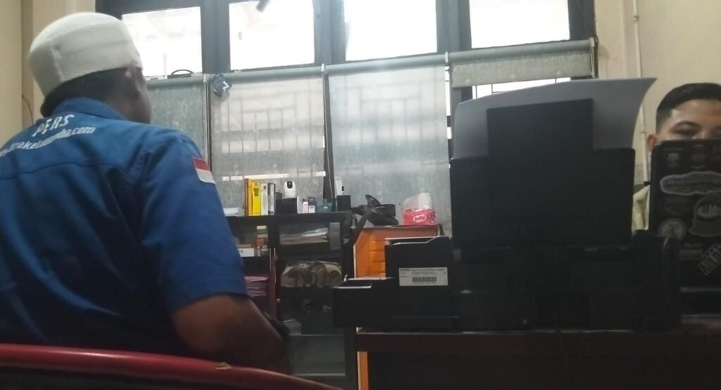 Wahyu Firmansyah (40), melaporkan dugaan tindak pidana intimidasi dan pemaksaan yang disertai ancaman kekerasan ke Unit Reserse Kriminal (Reskrim) Polres Cilegon. FOTO: Budi05/portalbmi.id