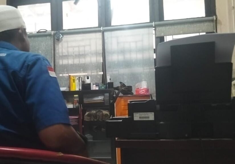Wahyu Firmansyah (40), melaporkan dugaan tindak pidana intimidasi dan pemaksaan yang disertai ancaman kekerasan ke Unit Reserse Kriminal (Reskrim) Polres Cilegon. FOTO: Budi05/portalbmi.id
