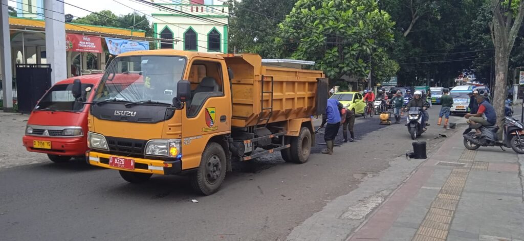 Dinas Pekerjaan Umum dan Penataan Ruang (PUPR) melakukan penambalan aspal jalan berlubang di Alun-alun Soreang, Kabupaten Bandung. FOTO: Supri07/portalbmi.id