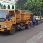 Dinas Pekerjaan Umum dan Penataan Ruang (PUPR) melakukan penambalan aspal jalan berlubang di Alun-alun Soreang, Kabupaten Bandung. FOTO: Supri07/portalbmi.id
