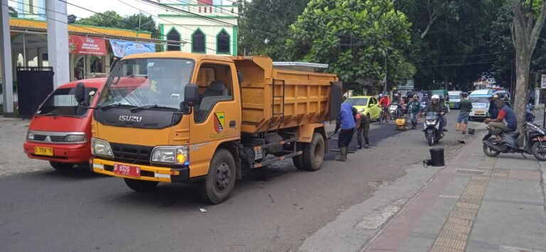 Dinas Pekerjaan Umum dan Penataan Ruang (PUPR) melakukan penambalan aspal jalan berlubang di Alun-alun Soreang, Kabupaten Bandung. FOTO: Supri07/portalbmi.id