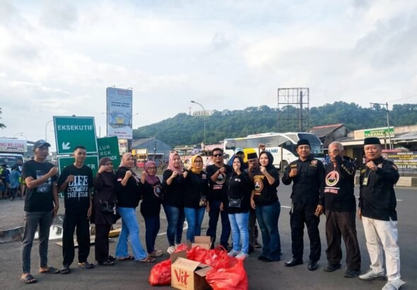 DPC Jargon Pulomerak Berbagi Takjil di Depan Terminal Eksekutif Pelabuhan Merak. FOTO: Budi05/portalbmi.id