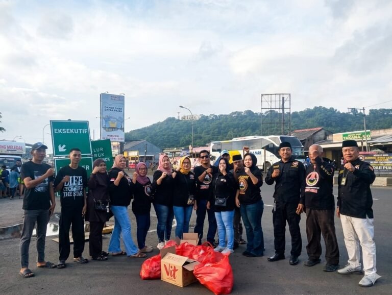 DPC Jargon Pulomerak Berbagi Takjil di Depan Terminal Eksekutif Pelabuhan Merak. FOTO: Budi05/portalbmi.id
