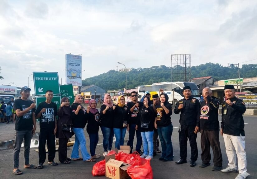 DPC Jargon Pulomerak Berbagi Takjil di Depan Terminal Eksekutif Pelabuhan Merak. FOTO: Budi05/portalbmi.id