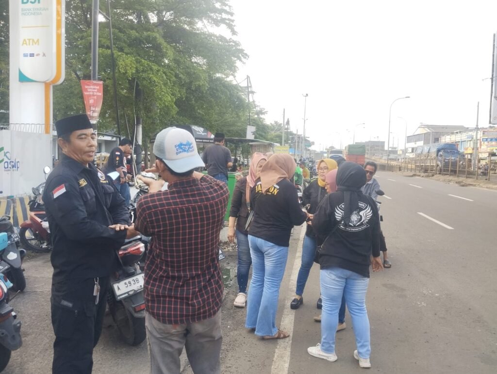DPC Jargon Pulomerak Berbagi Takjil di Depan Terminal Eksekutif Pelabuhan Merak. FOTO: Budi05/portalbmi.id
