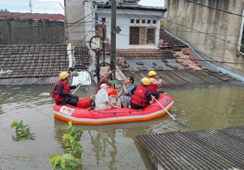 Ketinggian air di berbagai titik sempat menyentuh angka 25 hingga 110 centimeter. FOTO: Henny06/portalbmi.id