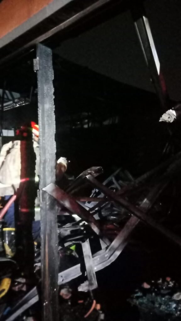 Berdasarkan investigasi awal di lapangan, penyebab kebakaran diduga kuat berasal dari hubungan arus pendek listrik atau korsleting. FOTO: Henny06/portalbmi.id