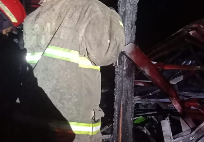 Berdasarkan investigasi awal di lapangan, penyebab kebakaran diduga kuat berasal dari hubungan arus pendek listrik atau korsleting. FOTO: Henny06/portalbmi.id