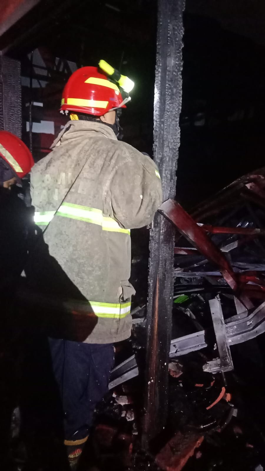 Berdasarkan investigasi awal di lapangan, penyebab kebakaran diduga kuat berasal dari hubungan arus pendek listrik atau korsleting. FOTO: Henny06/portalbmi.id