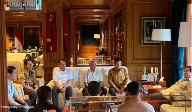 Prabowo Subianto menggelar pertemuan hangat bersama para mantan ajudan dan pengawal yang pernah mendampinginya semasa berdinas di TNI, pada Minggu, 8 Maret 2026, di Hambalang, Bogor. Foto: BPMI Setpres/Media Sosial @sekretariat.kabinet