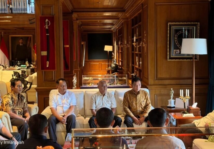 Prabowo Subianto menggelar pertemuan hangat bersama para mantan ajudan dan pengawal yang pernah mendampinginya semasa berdinas di TNI, pada Minggu, 8 Maret 2026, di Hambalang, Bogor. Foto: BPMI Setpres/Media Sosial @sekretariat.kabinet