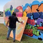 Seniman asal Tangerang, Edi Bonetsky, turut meramaikan gelaran Pop Up Market Ramadhan Sale. FOTO: Achie06/portalbmi.id