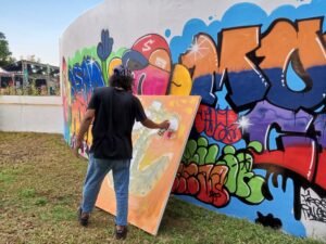 Seniman asal Tangerang, Edi Bonetsky, turut meramaikan gelaran Pop Up Market Ramadhan Sale. FOTO: Achie06/portalbmi.id