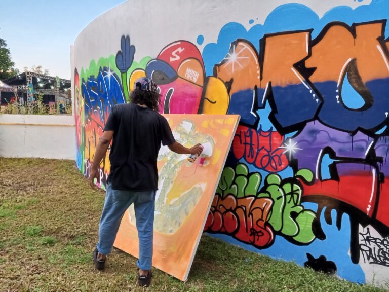 Seniman asal Tangerang, Edi Bonetsky, turut meramaikan gelaran Pop Up Market Ramadhan Sale. FOTO: Achie06/portalbmi.id