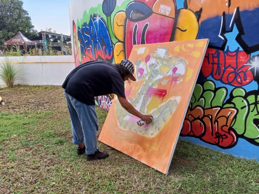 Seniman asal Tangerang, Edi Bonetsky, turut meramaikan gelaran Pop Up Market Ramadhan Sale. FOTO: Achie06/portalbmi.id