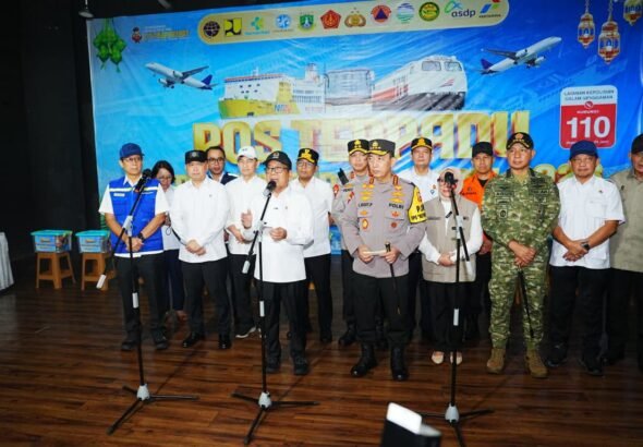 Kapolri Jenderal Listyo Sigit Prabowo meninjau arus mudik Lebaran 2026 di Dermaga Eksekutif Pelabuhan Merak, Banten Jumat, 13 Maret 2025. FOTO: Budi05/portalbmi.id