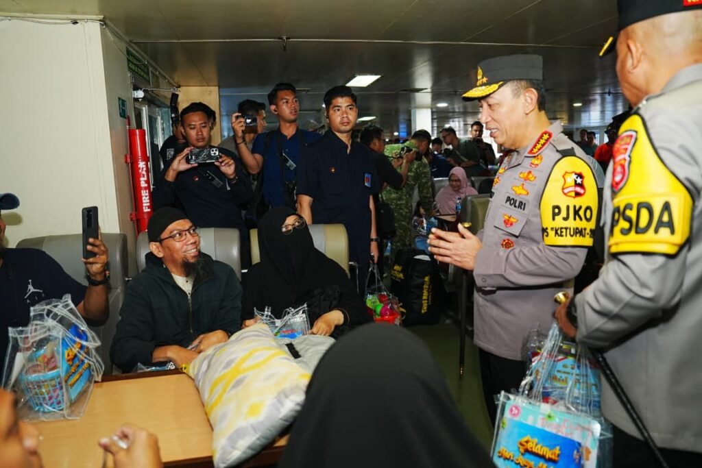 Kapolri Jenderal Listyo Sigit Prabowo meninjau arus mudik Lebaran 2026 di Dermaga Eksekutif Pelabuhan Merak, Banten Jumat, 13 Maret 2025. FOTO: Budi05/portalbmi.id