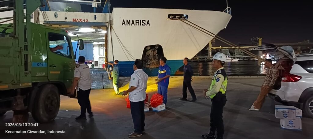 PT Alhadi Lampung Berjaya membagikan snack kepada para penumpang kapal di KMP Amarisa. FOTO: Budi05/portalbmi.id