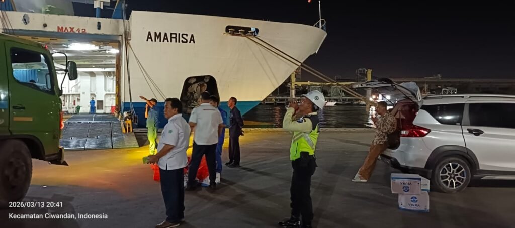 PT Alhadi Lampung Berjaya membagikan snack kepada para penumpang kapal di KMP Amarisa. FOTO: Budi05/portalbmi.id