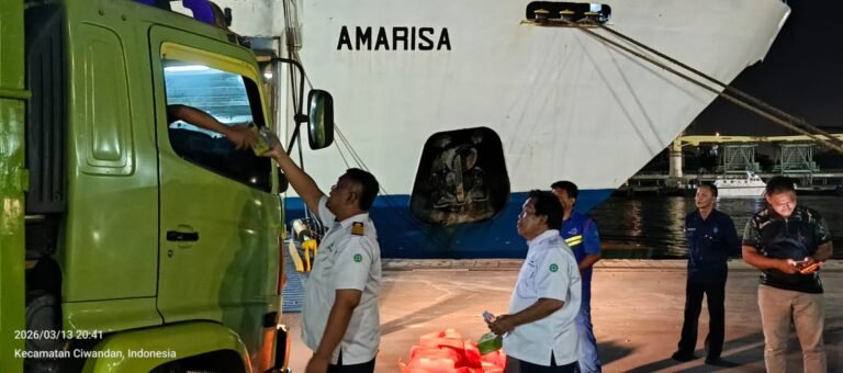 Kepala Cabang Merak PT Pelayaran ALB Alhadi Lampung Berjaya Ramadani, Kepala Operasional Huseri, Kapten KMP Amarisa M. Rizal Machmuddin. FOTO: Budi05/portalbmi.id