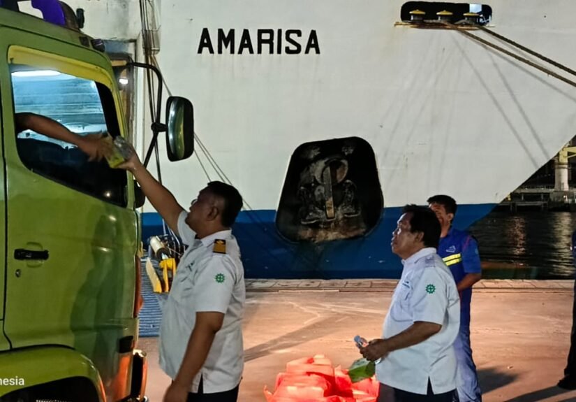 Kepala Cabang Merak PT Pelayaran ALB Alhadi Lampung Berjaya Ramadani, Kepala Operasional Huseri, Kapten KMP Amarisa M. Rizal Machmuddin. FOTO: Budi05/portalbmi.id