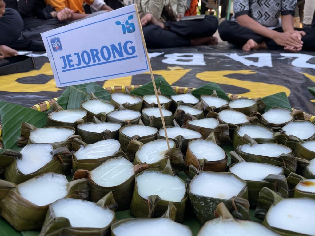 Puluhan jenis kuliner khas Banten tersaji dalam kegiatan buka puasa bersama para relawan gabungan yang diinisiasi oleh Relawan Fesbuk Banten News dan Komunitas Bahasa Jawa Serang (BJS). FOTO: Fesbuk Banten News