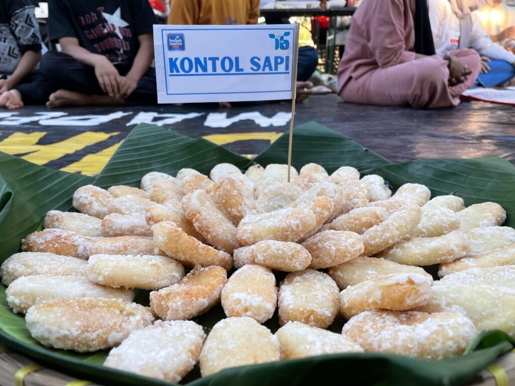 Puluhan jenis kuliner khas Banten tersaji dalam kegiatan buka puasa bersama para relawan gabungan yang diinisiasi oleh Relawan Fesbuk Banten News dan Komunitas Bahasa Jawa Serang (BJS). FOTO: Fesbuk Banten News