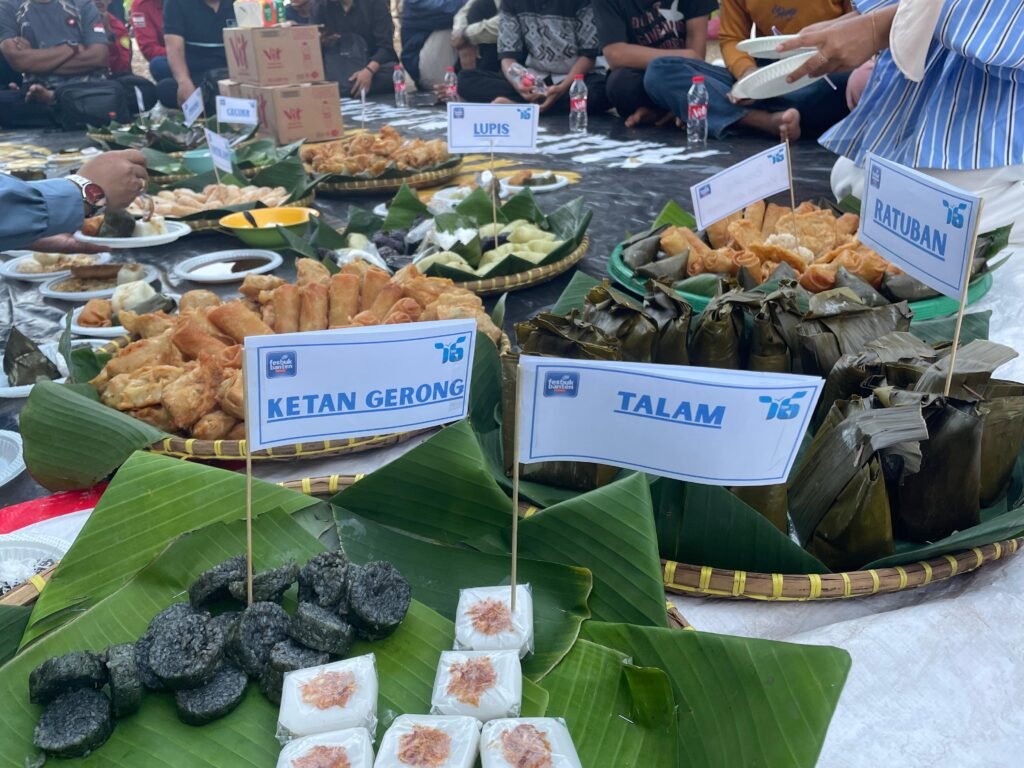 Puluhan jenis kuliner khas Banten tersaji dalam kegiatan buka puasa bersama para relawan gabungan yang diinisiasi oleh Relawan Fesbuk Banten News dan Komunitas Bahasa Jawa Serang (BJS). FOTO: Fesbuk Banten News