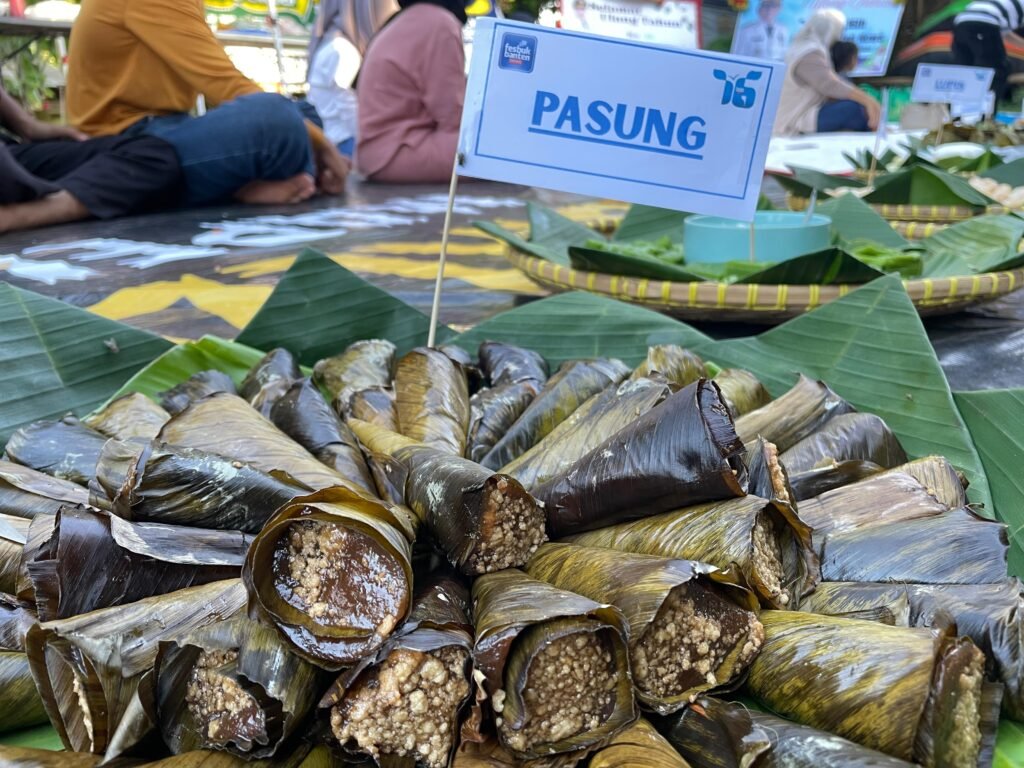 Puluhan jenis kuliner khas Banten tersaji dalam kegiatan buka puasa bersama para relawan gabungan yang diinisiasi oleh Relawan Fesbuk Banten News dan Komunitas Bahasa Jawa Serang (BJS). FOTO: Fesbuk Banten News