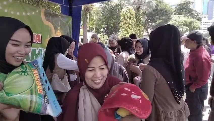 AMI membagikan 2.000 paket sembako untuk warga Surabaya di depan Gedung Negara Grahadi, Sabtu (14/03/26). FOTO: portalbmi.id/AMI