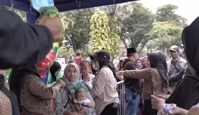 AMI membagikan 2.000 paket sembako untuk warga Surabaya di depan Gedung Negara Grahadi, Sabtu (14/03/26). FOTO: portalbmi.id/AMI