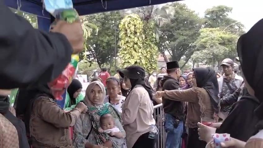 AMI membagikan 2.000 paket sembako untuk warga Surabaya di depan Gedung Negara Grahadi, Sabtu (14/03/26). FOTO: portalbmi.id/AMI