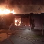 Kebakaran menghanguskan Restoran Bali House di Jalan Raya Buaran, Serpong, Tangerang Selatan pada Selasa (17/3) malam. FOTO: Deni02/portalbmi.id