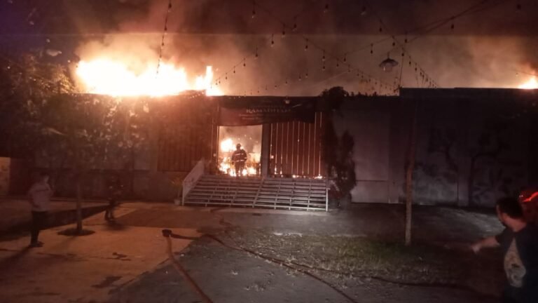 Kebakaran menghanguskan Restoran Bali House di Jalan Raya Buaran, Serpong, Tangerang Selatan pada Selasa (17/3) malam. FOTO: Deni02/portalbmi.id